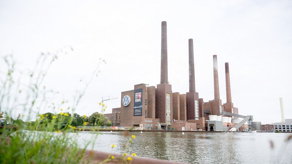 VW hat eine Einigung zum Sparpaket verkündet. (Archivbild) Foto: Julian Stratenschulte