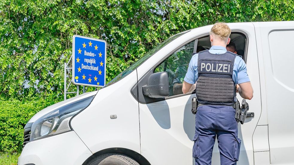 Wann die vorübergehend eingeführten deutschen Grenzkontrollen enden, ist noch nicht absehbar. Bundesinnenminister Alexander Dobrindt (CSU) hat sich erst kürzlich wieder um ein halbes Jahr verlängert. (Symbolbild) Foto: Patrick Pleul