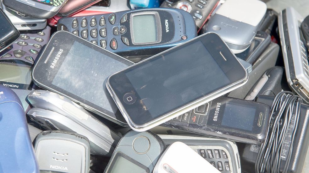In ausrangierten Smartphones stecken noch wertvolle Rohstoffe. (Archivfoto) Foto: Maurizio Gambarini
