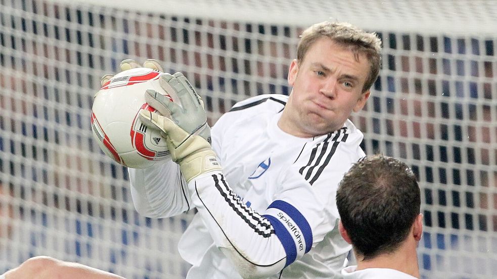 Der junge Manuel Neuer im Schalke-Trikot in Aktion. (Archivbild) Foto: Roland Weihrauch