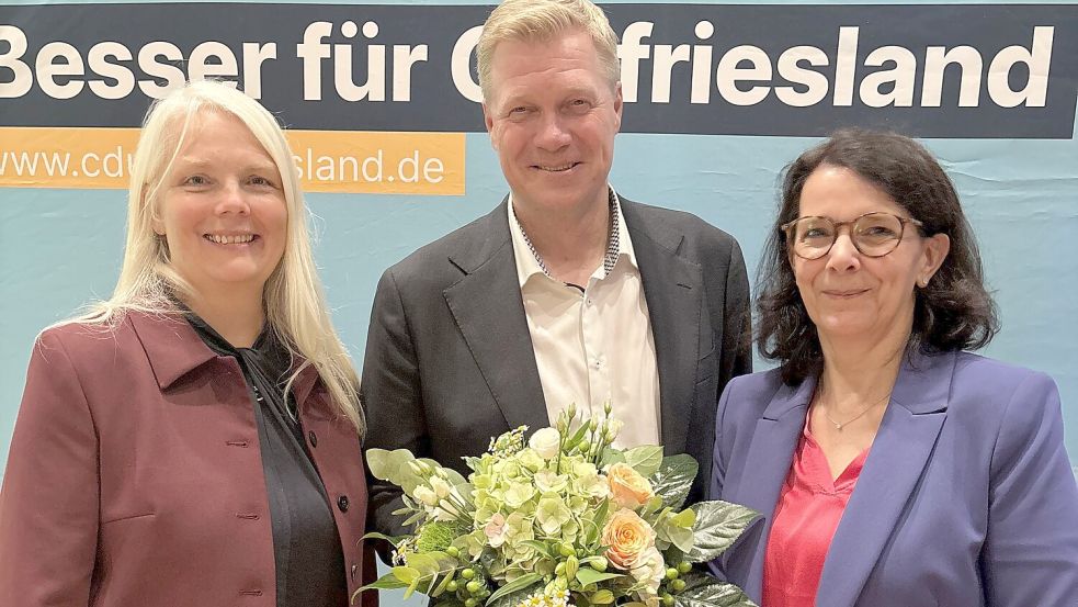 CDU-Kreisvorsitzende Melanie Nonte (rechts) gratuliert Silke Kuhlemann und Ulf Thiele nach ihrer Nominierung als Direktkandidaten für die Landtagswahl 2027. Foto: CDU-Kreisverband Leer