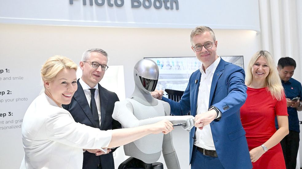 Beim Eröffnungsrundgang zur diesjährigen IFA wurde den Politikern unter anderem ein Roboter der Marke Xiaomi präsentiert. Foto: Bernd von Jutrczenka/dpa