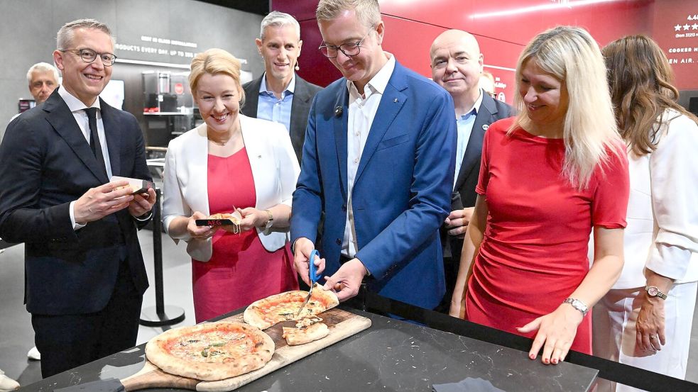 Fast wie bei der Grünen Woche: An mehreren Stationen konnten sich die Politiker über Stärkungen freuen, unter anderem gab es Pizza aus einem smarten Ofen. Foto: Bernd von Jutrczenka/dpa