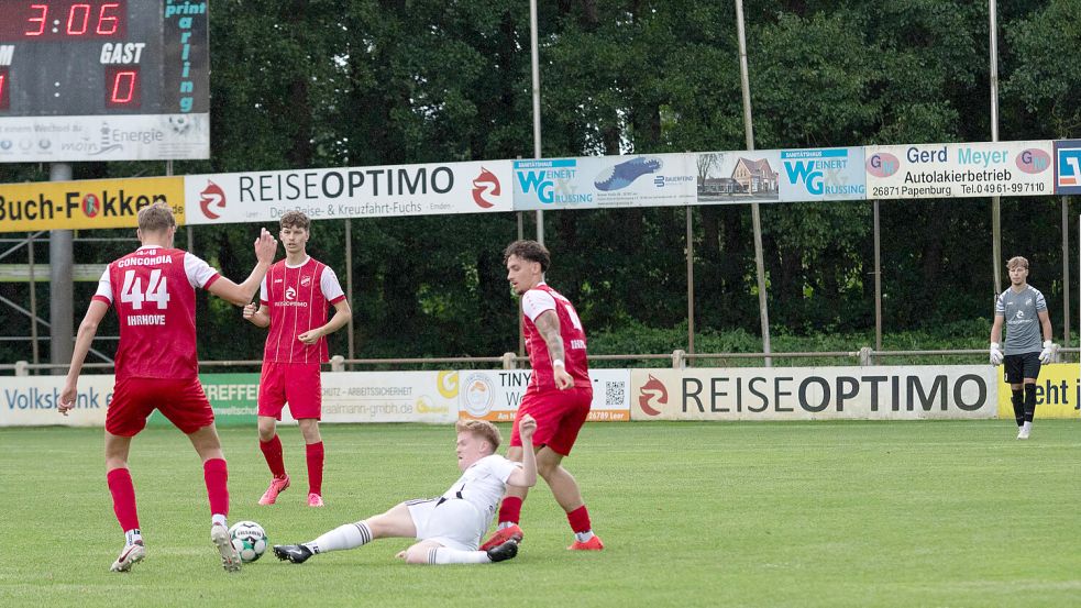 Für Concordia Ihrhove (links Ole Janssen) steht nach dem 3:1-Heimsieg gegen Aufsteiger Riepe nun ein schweres Auswärtsspiel bei Landesliga-Absteiger Firrel an. Foto: Heiner Lohmann