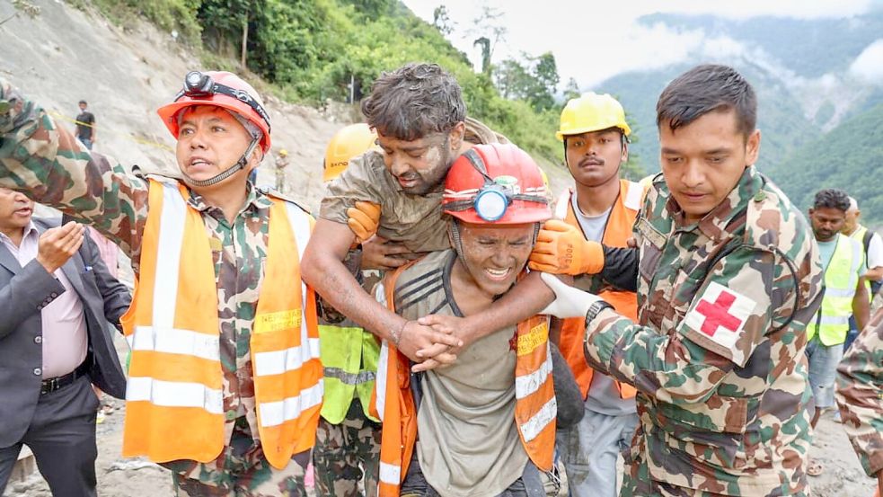 Soldaten bringen einen aus einem Tunnel geretteten Mann in Sicherheit. Foto: Uncredited/Nepal Army/AP/dpa