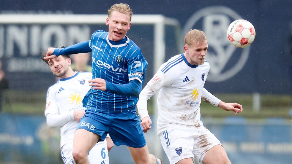 In der vergangenen Saison hat Moritz Busch (blaues Trikots) noch mit dem Bremer SV gegen Kickers Emden gespielt. Nun gastiert er mit Kickers beim Bremer SV. Foto: Jens Doden, Emden