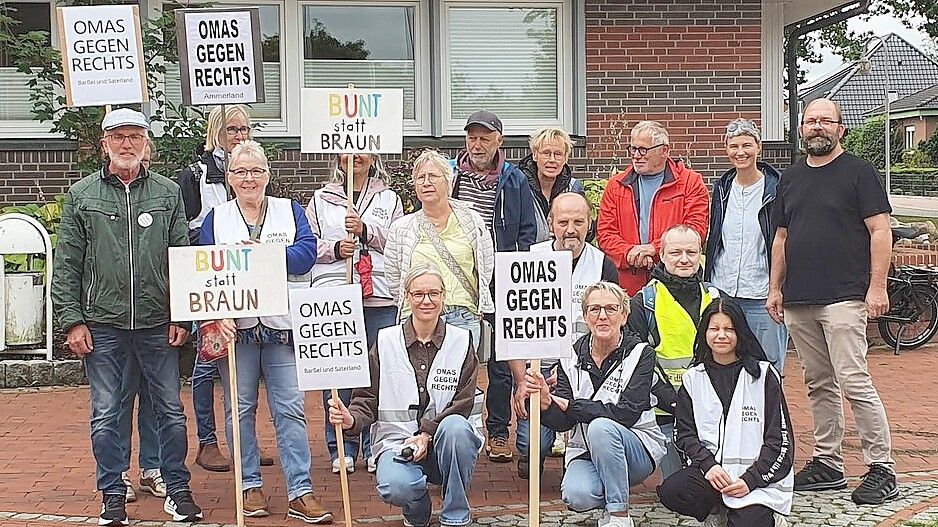 Vor dem Rathaus in Ramsloh hat sich die neu gegründete Ortsgruppe „Omas gegen Rechts“ aus Barßel und Saterland zum Gruppenfoto versammelt. Nach Angaben der Initiative zählt die Gruppe derzeit 17 Mitglieder. Auf dem Bild sind 15 Frauen und Männer zu sehen. Die Aufnahme entstand am 29. August 2026. Foto: privat