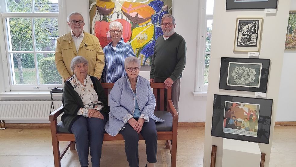 Fünf der ehemals achtzehn Gründungsmitglieder prägen auch heute noch das Schaffen und Sein des Kunst-und Kulturkreises Rhauderfehn: v.l. Hartmut Dierks, Magrid Onken, Gabriele Schröter, Edith Müller-Freede und Jörg Furch. Fotos: Clarissa Scherzer