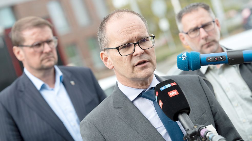 Niedersachsens Wirtschaftsminister Grant Hendrik Tonne bei VW in Emden. Foto: Klaus Ortgies