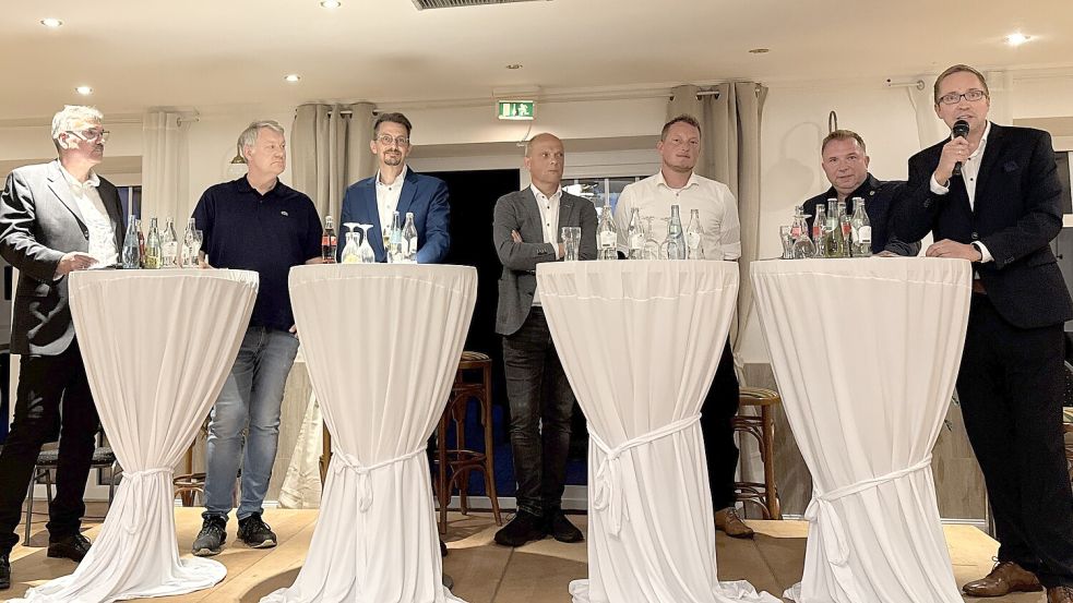 Die Moderatoren Carsten Ammermann (links) und Henrik Zein (rechts) mit den fünf Bürgermeisterkandidaten (ab 2. von links) Thorsten Sinning, Tammo Lenger, Michael Ulrichs, Janno Schmid und Gerwin Kuhlmann. Foto: Dirk Hellmers