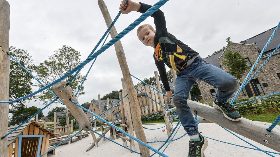 Die Spielplätze in Uplengen sollen aufgewertet werden. Dieses Symbolbild entstand auf dem Spielplatz im Logabirumer Anger. Symbolfoto: Klaus Ortgies/Archiv