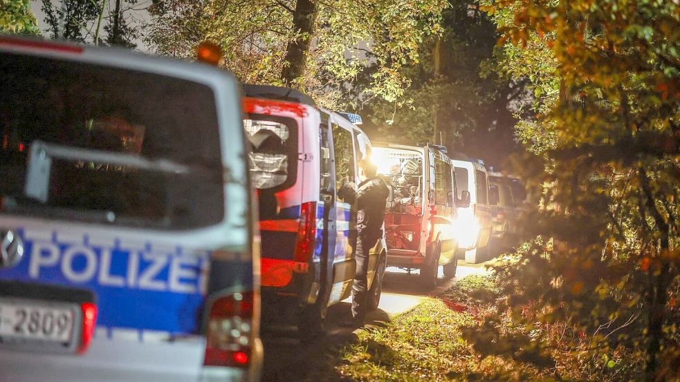 Die Polizei war am Freitag in einem Wald im Einsatz, wo das Fahrzeug des Tatverdächtigen gefunden wurde. Foto: Christoph Reichwein