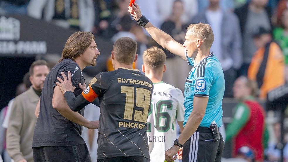 Elversbergs Trainer Vincent Wagner beschwert sich beim Schiedsrichter zu laut. Foto: David Inderlied