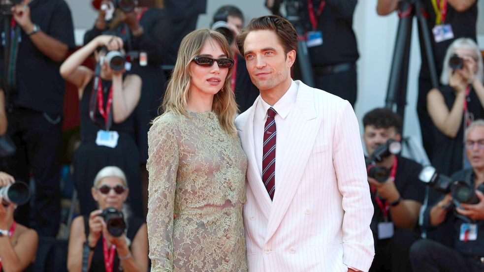 Kurz vor der Premiere seines neuen Films posiert Pattinson mit seiner Partnerin Suki Waterhouse. Foto: Mickael Chavet