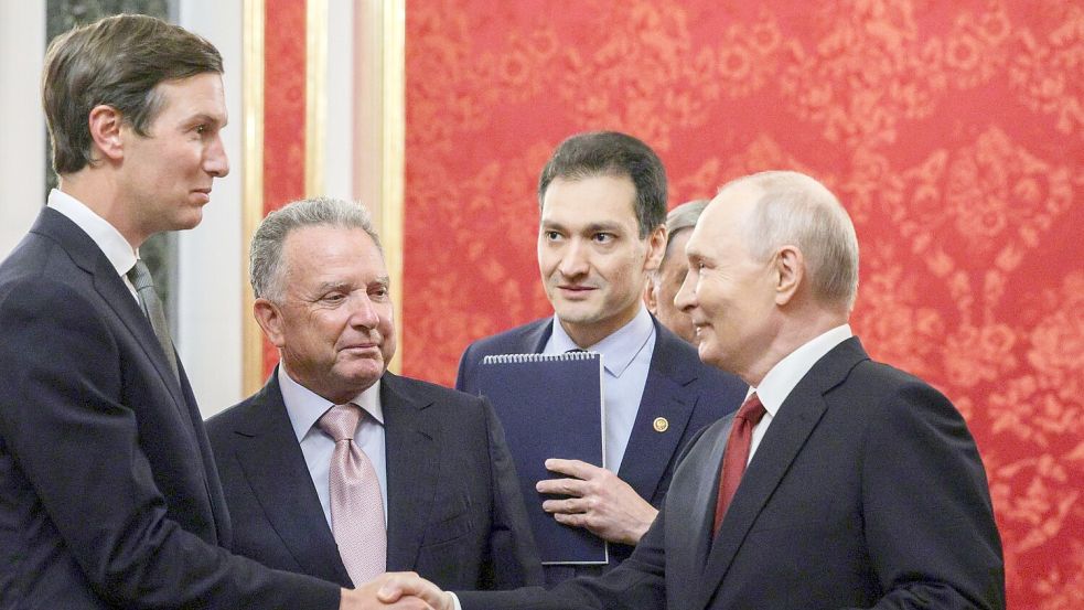 Putin spricht erneut mit Trumps Gesandten Kushner und Witkoff (von links) über eine mögliche Beendigung seines Angriffskriegs gegen die Ukraine. Foto: Uncredited