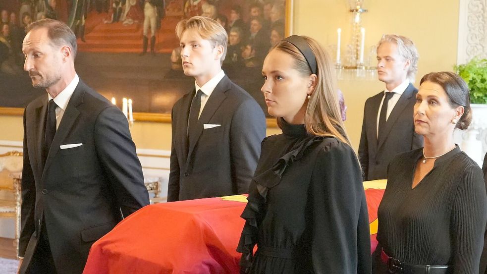 Høiby (2. v. r.) war in den Tagen der Trauer im engsten Kreis der Familie. (Archivbild) Foto: Ole Berg-Rusten/Pool NTB/AP/dpa