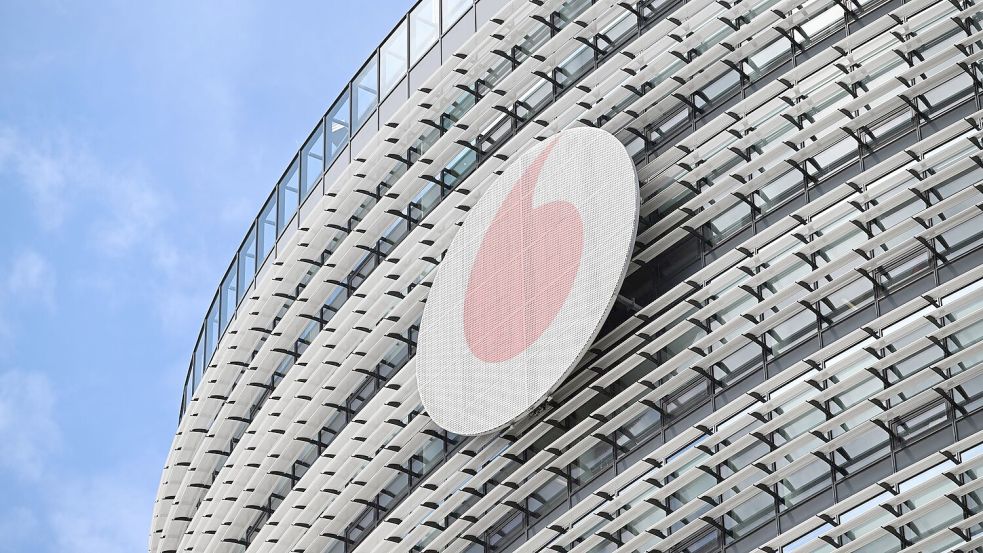 Das Vodafone-Logo an der Deutschlandzentrale des Telekommunikationskonzerns in Düsseldorf. (Archivbild) Foto: Federico Gambarini