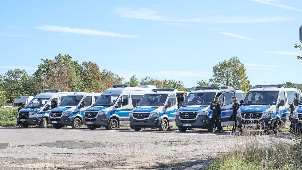 Am Hambacher Forst läuft ein Großeinsatz der Polizei. Foto: Christoph Reichwein