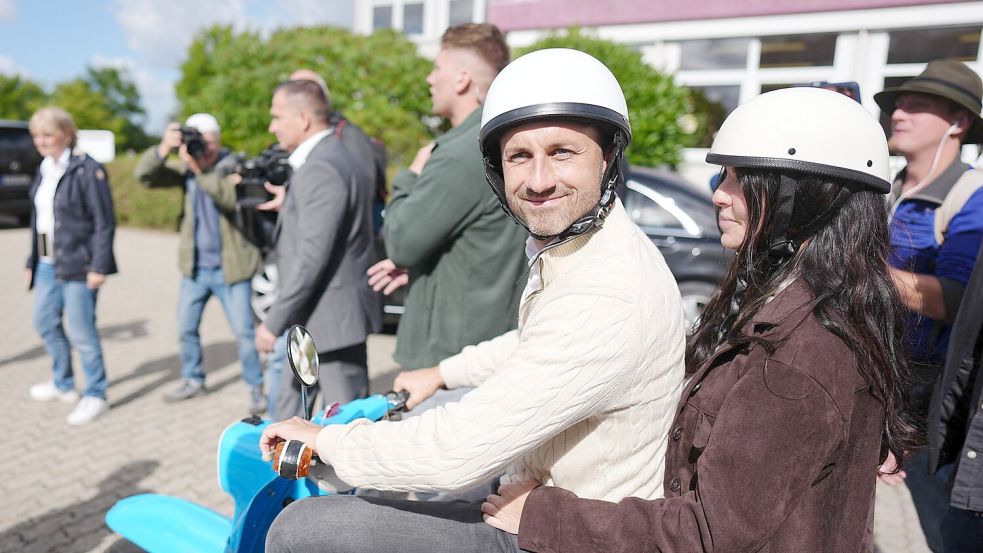 AfD-Spitzenkandidat Ulrich Siegmund und seine Ehefrau Julia fahren nach ihrer Stimmabgabe nahe dem Wahllokal auf einer Simson Schwalbe. Foto: Kay Nietfeld/dpa