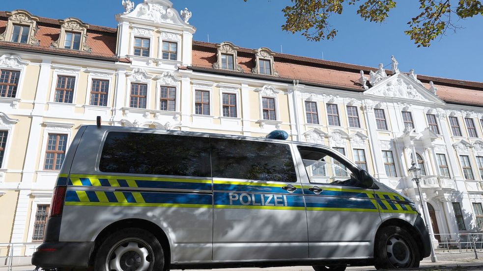 Ein Einsatzfahrzeug der Polizei steht vor dem Gebäude des Landtags von Sachsen-Anhalt. Foto: Katharina Kausche