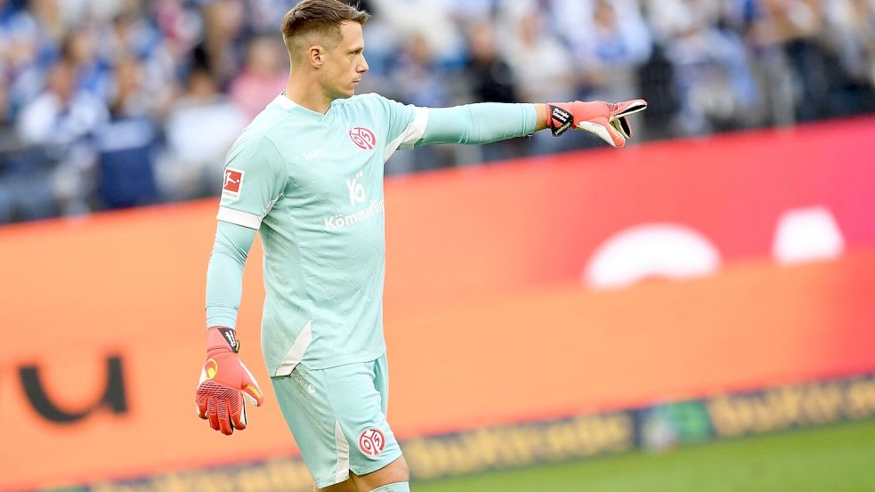 Hatte einen weitgehend ruhigen Nachmittag: Mainz-Torwart Alexander Schwolow. Foto: Daniel Bockwoldt