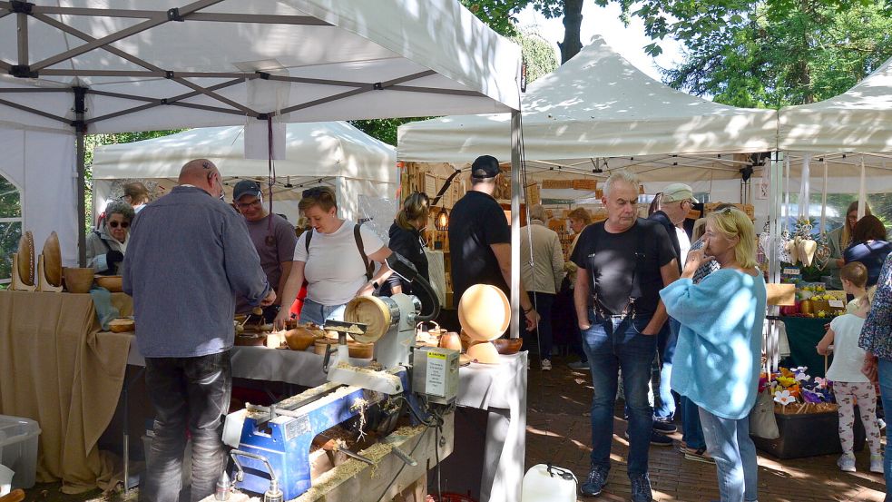 Buntes Markttreiben, kreative Werke und Musik haben am Sonntag zahlreiche Besucher zur Septemberpartie in den Park der Villa Popken gelockt. Foto: Hannah Lehmann