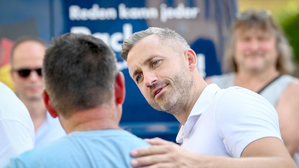 Egal, wo Ulrich Siegmund (AfD) im Wahlkampf hinkam – Hunderte Menschen wollten bei den Terminen ein Foto mit dem AfD-Politiker machen. (Archivbild) Foto: Heiko Rebsch/dpa