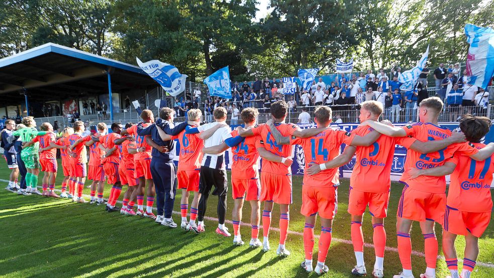 Nach dem Schlusspfiff feierte die Emder Mannschaft den Erfolg vor den lautstarken rund 200 Fans. Fotos: Jens Doden, Emden