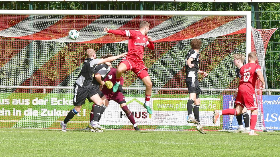Marne Stührenberg stieg nach einer Ecke am höchsten und köpfte das 1:0 für TuRa 07. Fotos: Damm