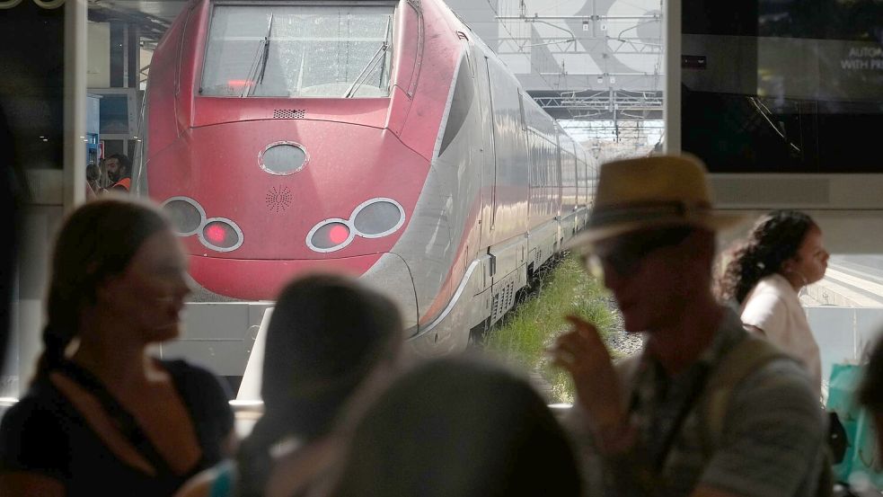 24 Stunden lang soll der Zugverkehr in Italien ruhen. (Archivbild) Foto: Gregorio Borgia/AP/dpa
