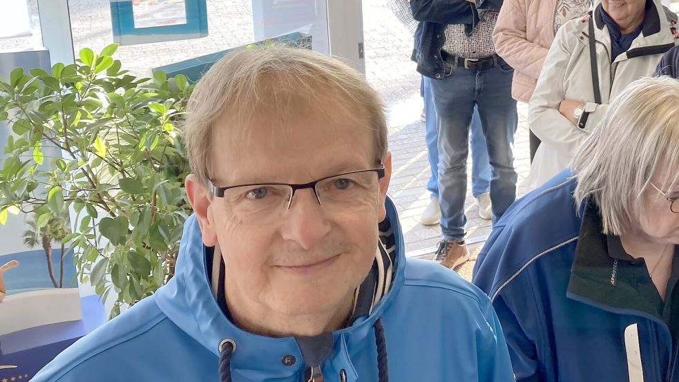 Erich Schmidt aus Rhauderfehn, war der erste Käufer und stand bereits um 6.15 Uhr vor dem Reisebüro, um seine Wunschplätze zu ergattern. Foto: Andree Winkler