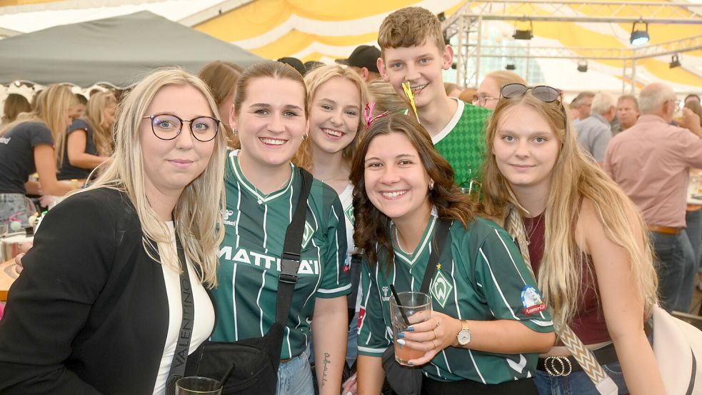 Zahlreiche Besucher genossen die Party beim Krammarkt in Ramsloh. Foto: Holger Weers