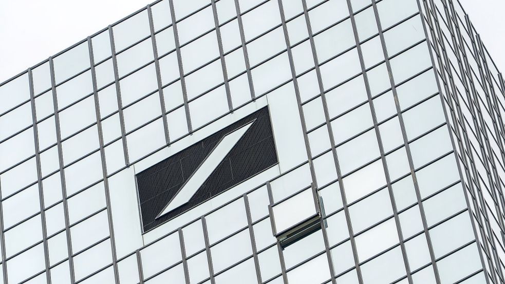 Deutschlands größtes Geldhaus sieht sich mit weiteren millionenschweren Klagen von ehemaligen Mitarbeitern konfrontiert. (Archivbild) Foto: Andreas Arnold
