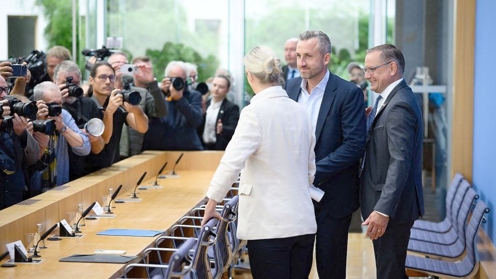 Bei der sogenannten Wahlnachlese der AfD in Berlin am Tag nach der Landtagswahl in Sachsen-Anhalt herrscht Riesenandrang. Foto: Bernd von Jutrczenka