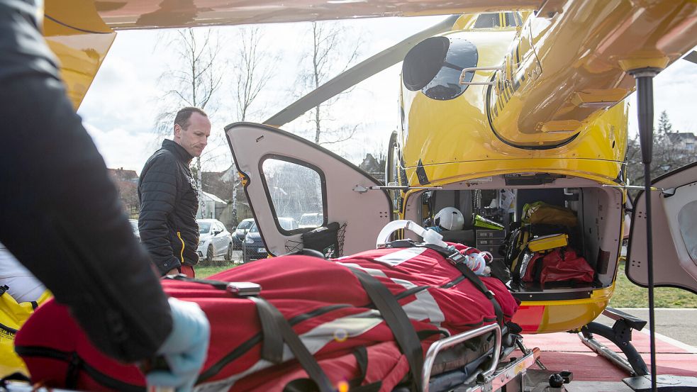 Hilfe in der Not: Am Landeplatz bringt die Besatzung eines Rettungshubschraubers einen Patienten an Bord. Foto: Bäuml/DPA