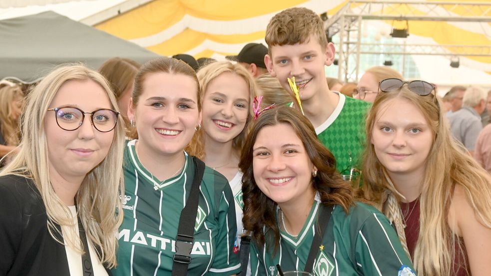 Zahlreiche Besucher genossen die Party beim Krammarkt in Ramsloh. Foto: Holger Weers