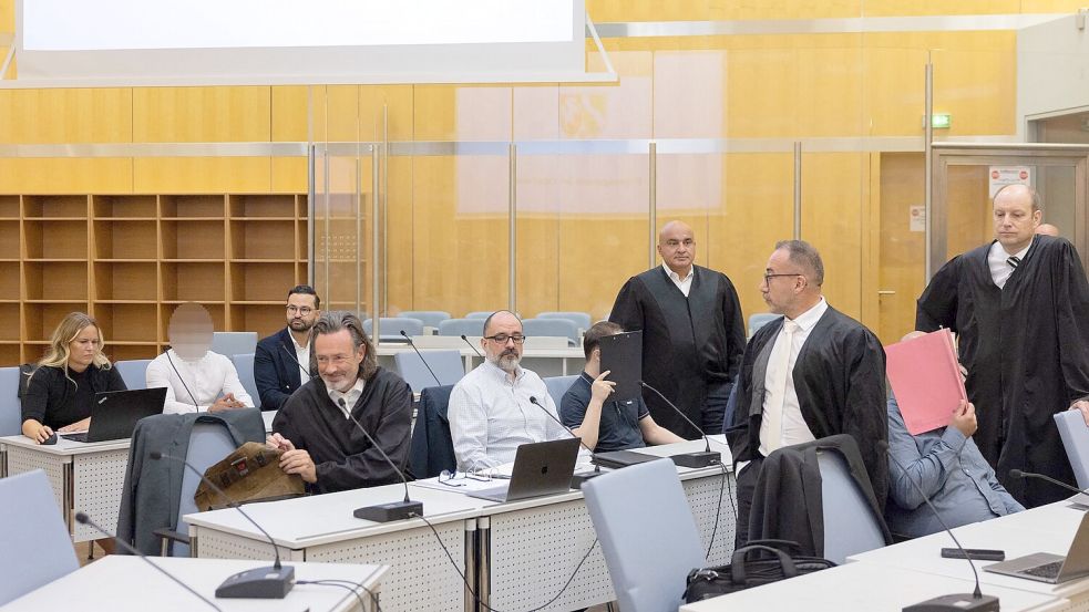 Die drei Angeklagten im Gerichtssaal. Foto: ---
