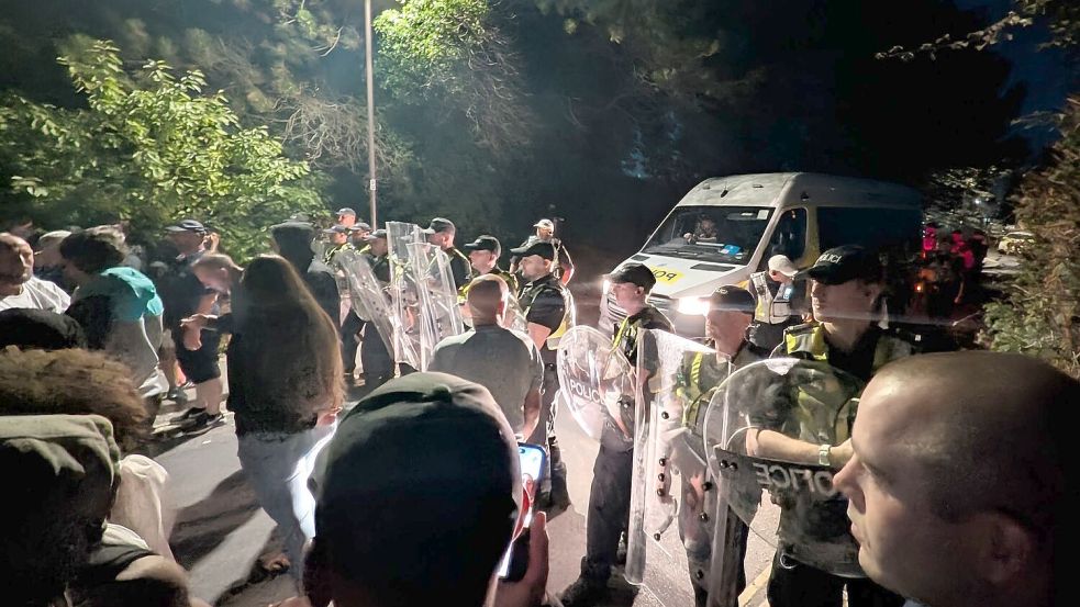 Hunderte rechte Demonstranten blockierten über Nacht Zufahrtswege zum Hafen in Portsmouth, um Bootsmigranten an der Einreise zu hindern. Foto: --