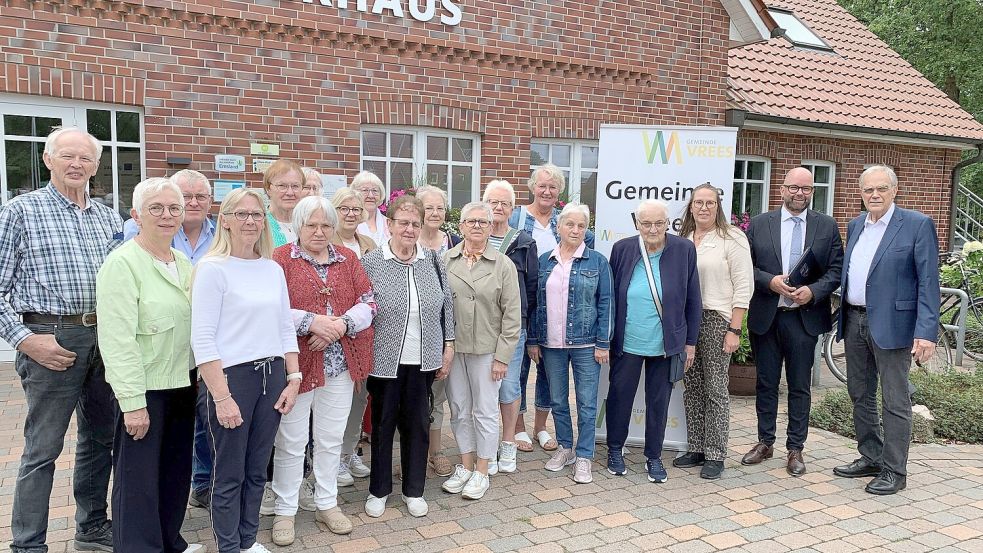 Elisabeth Hermes und Landrat Johann Wimberg, Dritte und Zweiter von links, dankten den ehrenamtlichen Seniorenbegleiterinnen und Seniorenbegleitern, Wohnraumberaterinnen und Wohnraumberatern sowie den Vermittlerinnen und Vermittlern für ihre geleistete Arbeit. Foto: Landkreis Cloppenburg.