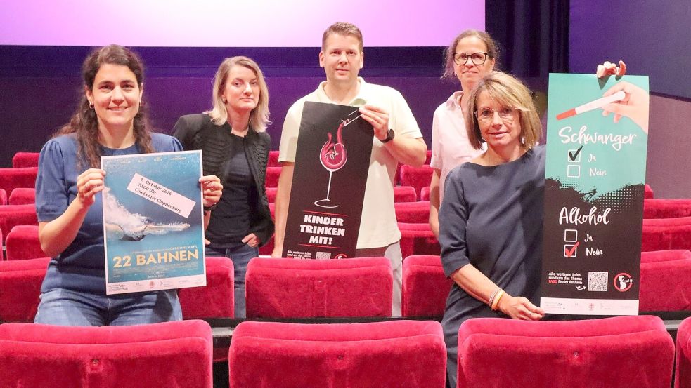 Der Arbeitskreis FASD präsentiert gemeinsam mit Anja Brendel-Ellmann vom CineCenter Cloppenburg (2. von links) den Film „22 Bahnen“. Zu sehen sind außerdem (von rechts) Heike Kläne, Andrea Poppe-Aumüller, Christoph Essing und Eva Grave. Auf dem Bild fehlen Alexandra Pille und Rita Kessing. Foto: Frank Beumker/Landkreis Cloppenburg