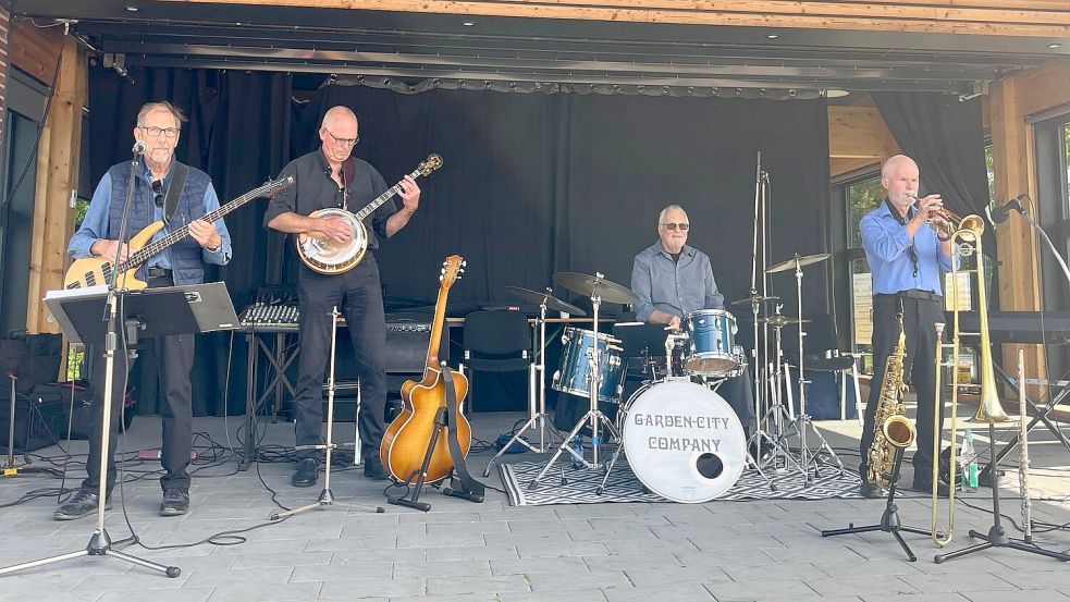 Mit der Jazz Garden City Company endete am Sonntag die Reihe Kultur am Markt auf dem Marktplatz in Rhauderfehn vor rund 120 Zuschauern.