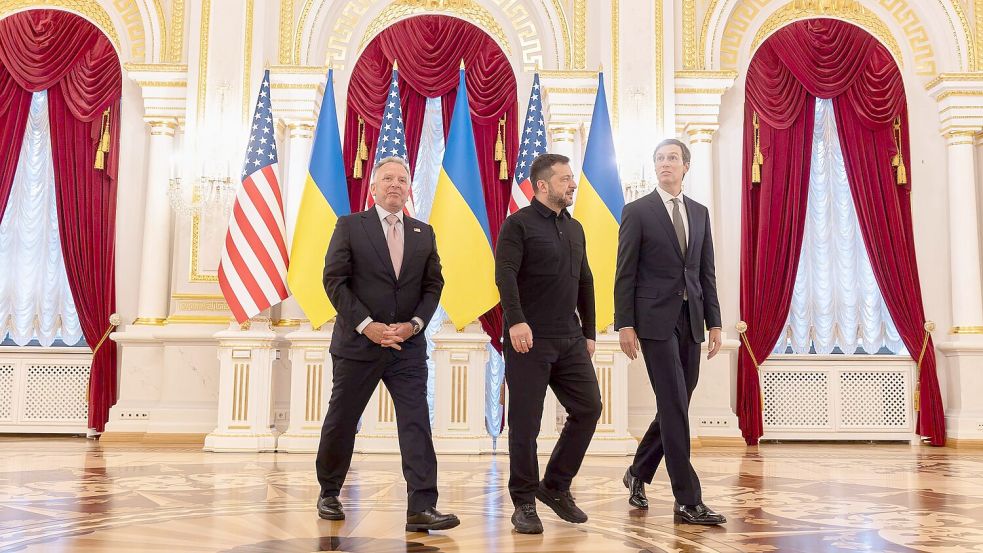 Am Sonntag führten die Gesandten des US-Präsidenten Trump, Jared Kushner (r) und Steve Witkoff Gespräche mit dem ukrainischen Präsidenten Wolodymyr Selenskyj in Kiew. Foto: -
