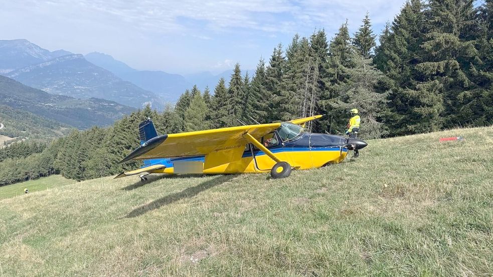 Das Kleinflugzeug prallte heftig auf abschüssiges Gelände. Foto: -/Italienische Bergrettung/dpa