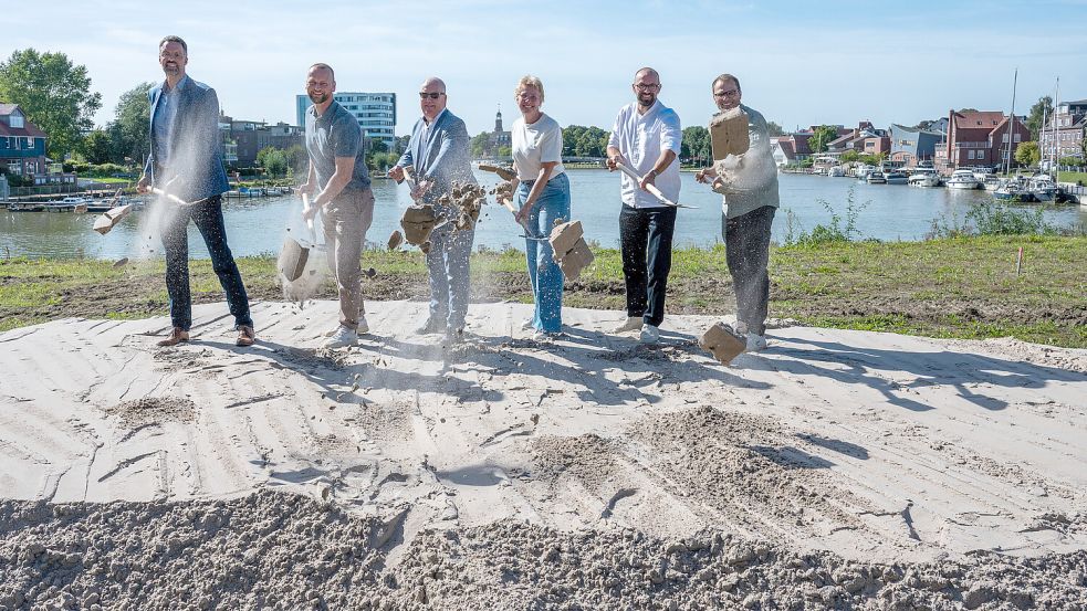 Große Freunde beim symbolischen Spatenstich für die Bebauung des Hafenkopfes in Leer (von links): Stadtbaurat Jens Lüning, Bauunternehmer Gerrit Terfehr, Bürgermeister Claus-Peter Horst, Projektleiterin Susanne Lange, Architekt Dirk Terfehr und Johannes Kirchner, Geschäftsführer der Terfehr Projektentwicklung GmbH. Foto: Klaus Ortgies
