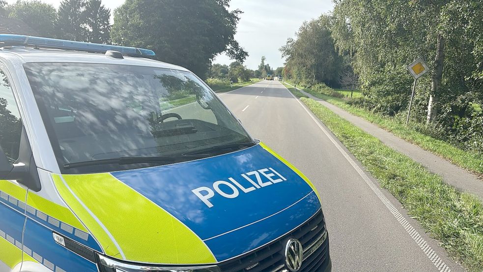 Die B 438 ist nach einem Unfall, bei dem eine Frau ums Leben kam, vollgesperrt. Foto: Carsten Ammermann