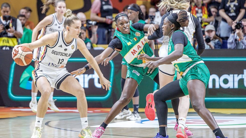 Leonie Fiebich und die deutschen Basketballerinnen stehen bei der Heim-WM in der Zwischenrunde. Foto: Andreas Gora