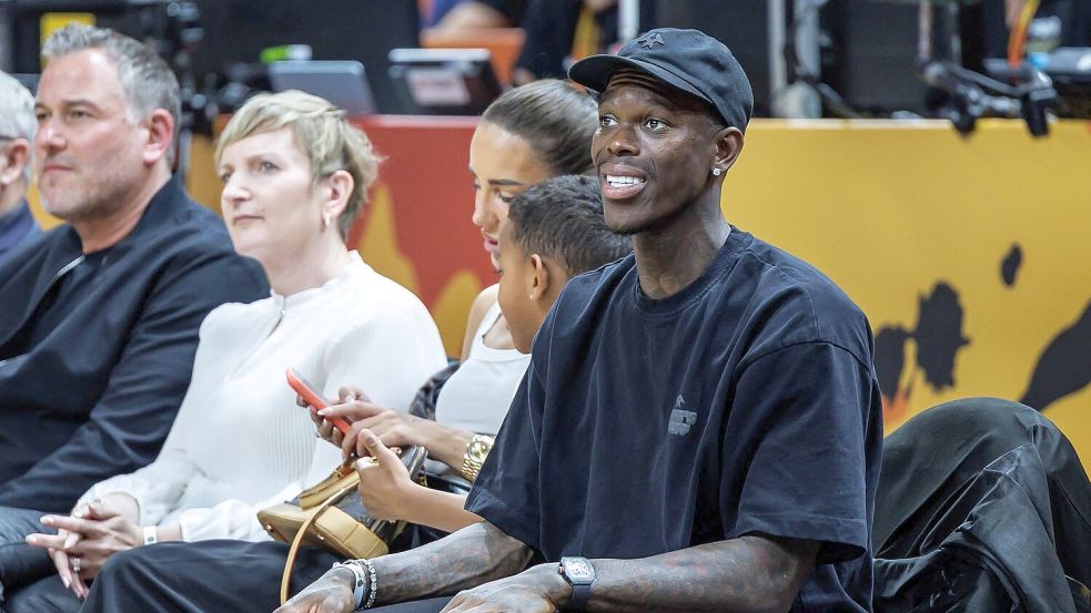 Basketball-Star Schröder mit Frau und Sohn in Reihe eins. Foto: Andreas Gora