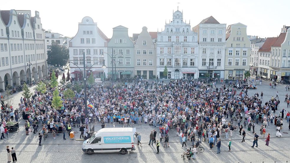In Rostock sagen mehr als 500 Menschen für Vielfalt, Zusammenhalt und Kunstfreiheit. Foto: Bernd Wüstneck