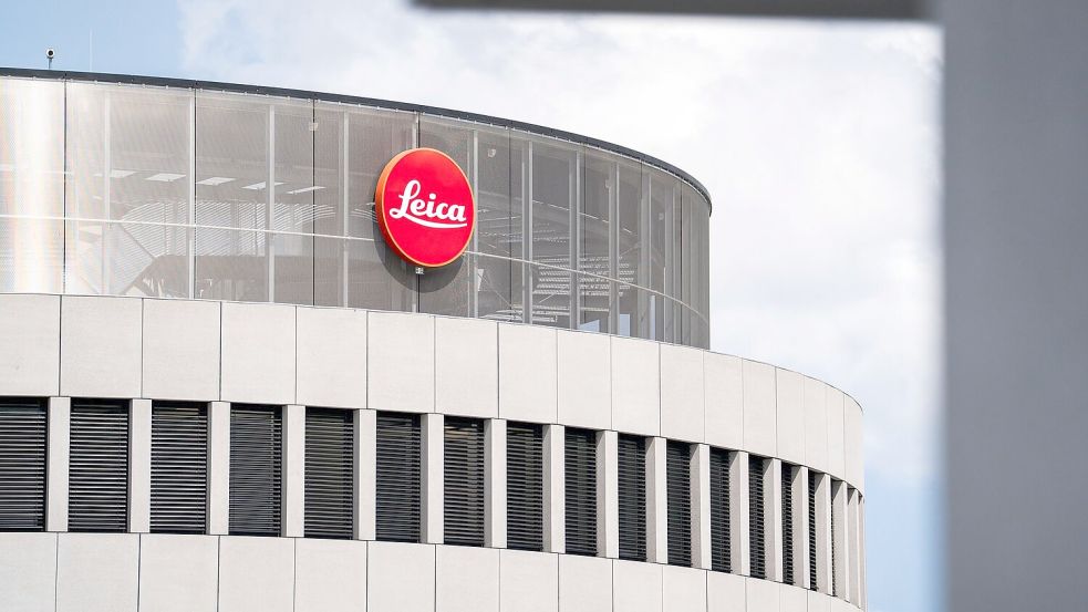 Neben der schwierigen weltwirtschaftlichen Entwicklung haben auch verschärfte Zollregelungen Leica im vergangenen Geschäftsjahr zu schaffen gemacht. (Archivbild) Foto: Andreas Arnold