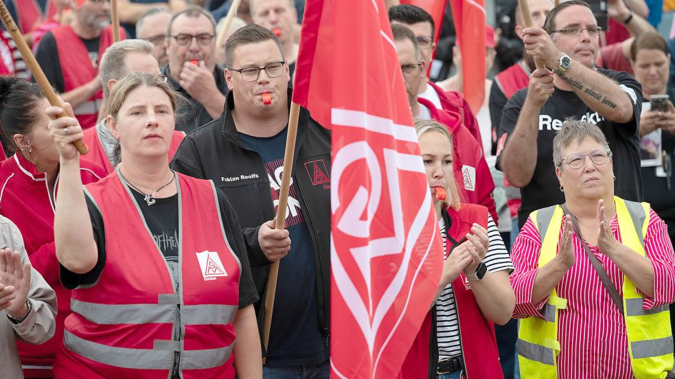 Schon während der Aufsichtsratssitzung im Juli dieses Jahres gab es lautstarke Proteste: Mehr als 1.000 Arbeiter kamen vor den Werkstoren von VW Emden zusammen, um für den Erhalt des Standortes zu demonstrieren. Foto: Klaus Ortgies/Archiv